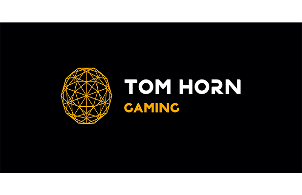 Logo TOM HORN GAMING dengan latar belakang game slot canggih.