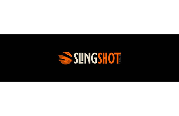 Pemain slot yang sedang merayakan kemenangan besar di Slingshot Studios.